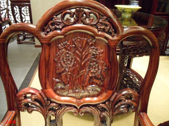 雕刻精美的红木家具更具收藏价值