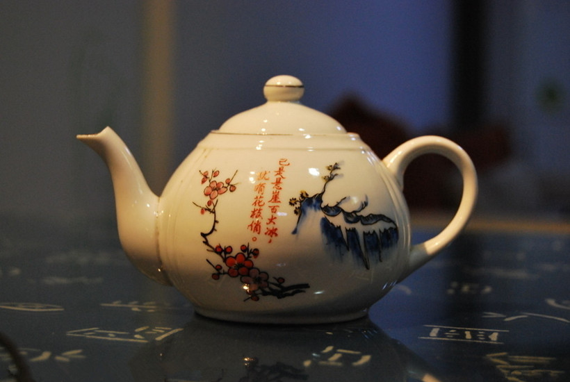 中式茶楼在选择名贵的茶壶时要满足几个条件