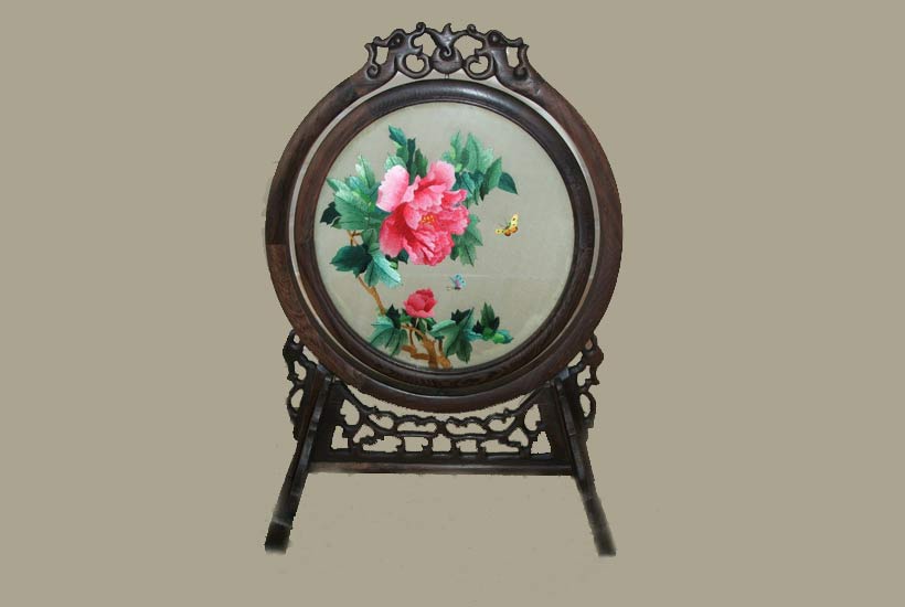 江南苏绣小台屏是古典中式装修居室的经典配饰