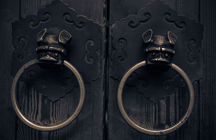 中式装修大庭院中使用的古朴“门环”