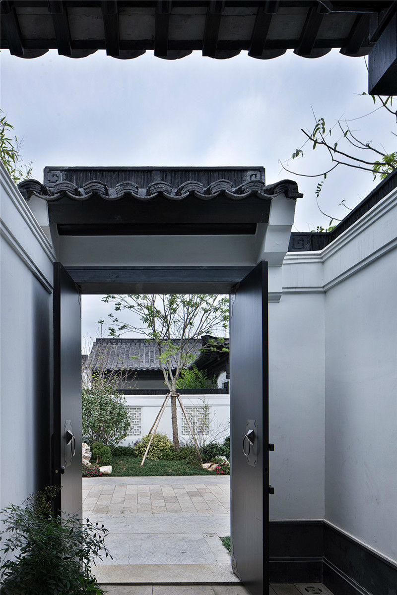 中式别墅庭院一袭粉墙黛瓦的简淡灵秀之美