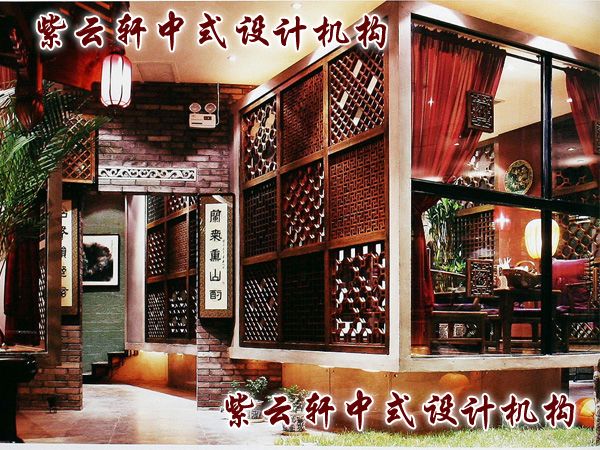 将传统的尖顶房改成平顶的立方体，并提高地基悬在空中，可谓是这个室内四合院最为创新的地方。