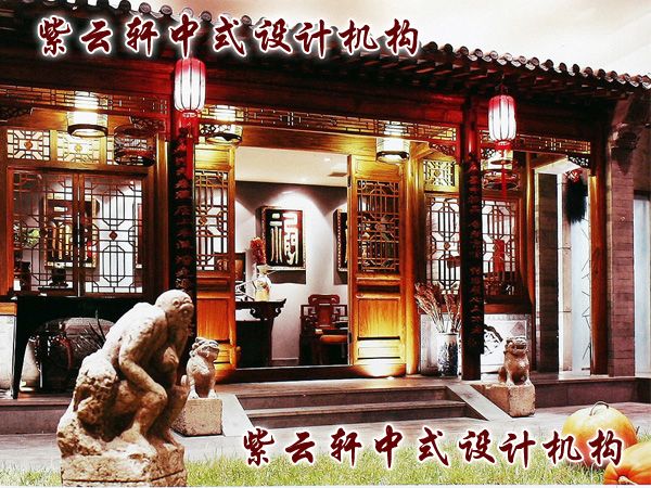 正对院门的东房按照传统四合院房间设计，屋檐、窗扇、游廊以及屋内的摆设都透出中正平和的典雅感。