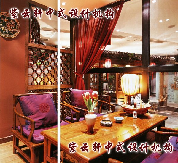 茶馆中式装修-雅间：这间与情侣包房相连，窗外便是院子。桌上的宫灯在每间包房里都会出现，或坐或立，均是为了营造典雅的气氛。